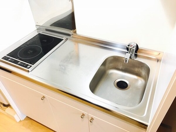 キッチン(電気タイプのコンロを完備。キッチン下収納も広いです♪)