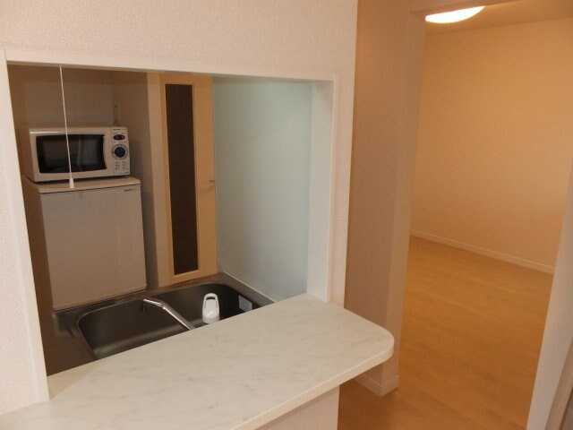物件内観写真9　(キッチンカウンター付き　【冷蔵後・電子レンジ】)