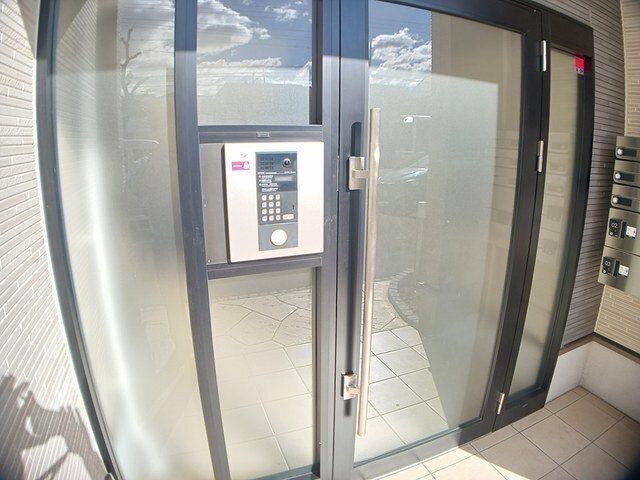 物件外観写真2　(清潔なエントランスです)