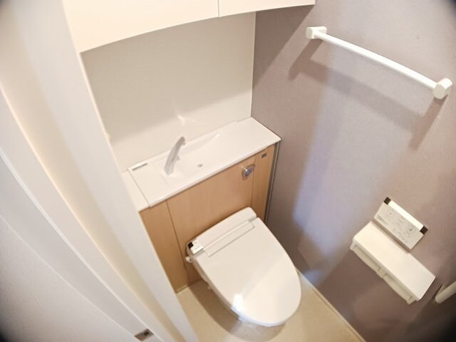 物件内観写真7　(ゆったりとした空間のトイレです)