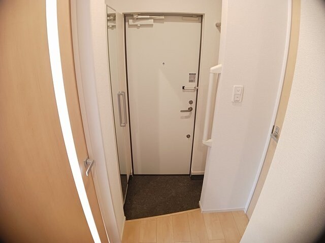 物件内観写真11　(収納もある玄関です)