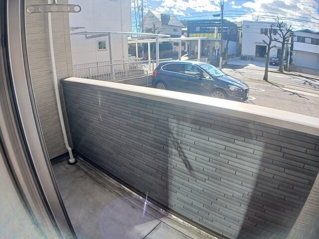 物件内観写真13　(外からの目が気にならないバルコニーで洗濯物が干せます)