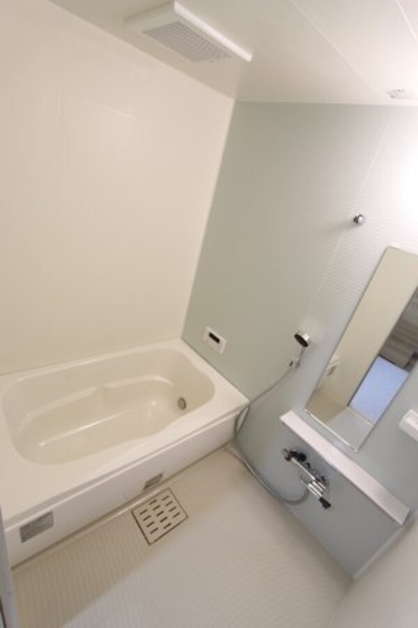 浴室(※同室タイプの画像です。内装の色などが異なる場合があります。)