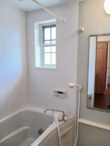 物件内観写真6　(日々の疲れを癒すお風呂付です)