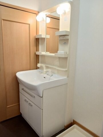 物件内観写真7　(忙しい朝には欠かせない洗面所です)