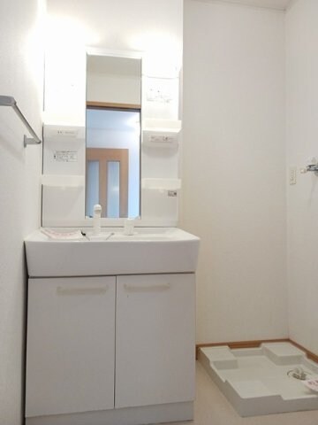 物件内観写真7　(忙しい朝には欠かせない洗面所です)