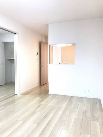物件内観写真10　(明るい色調の室内です)