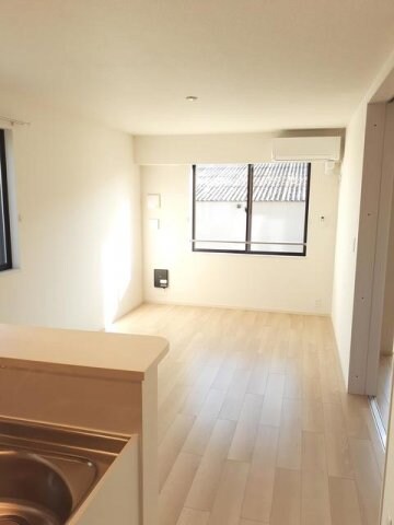 物件内観写真3　(ゆったりとした居間です)