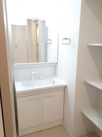 物件内観写真5　(忙しい朝には欠かせない洗面所です)