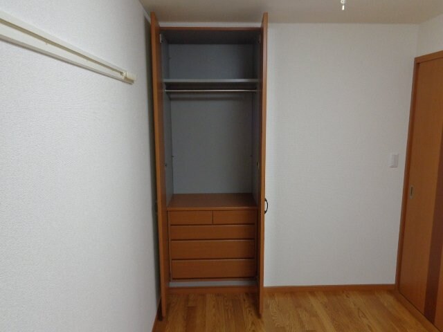 物件内観写真18　(北側洋室収納)