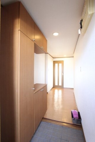 物件内観写真5　(明るい玄関です)