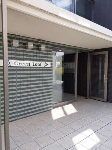 物件外観写真2　(ゆとりのあるエントランスです)