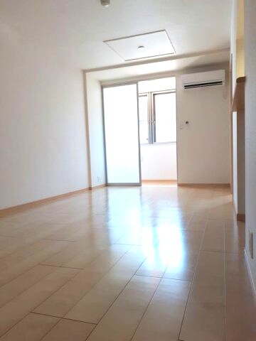 物件内観写真3　(ゆったりとしたリビングです)