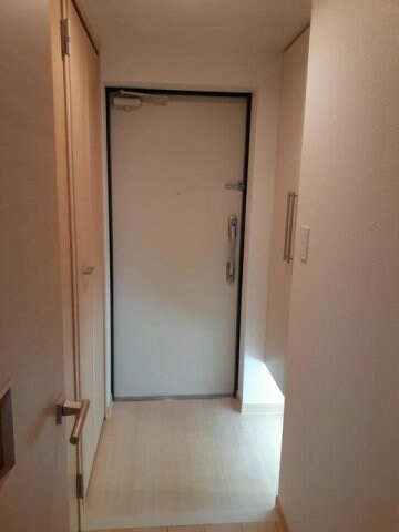 物件内観写真4　(シンプルで使いやすい玄関です)