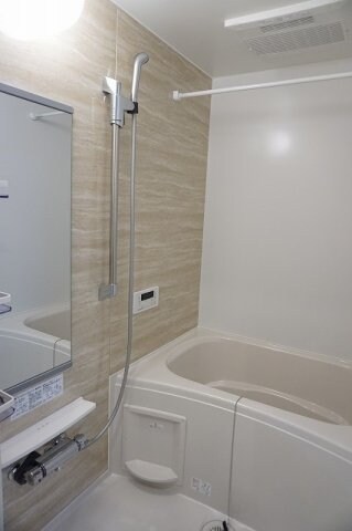 物件内観写真5　(日々の疲れを癒すお風呂付です)