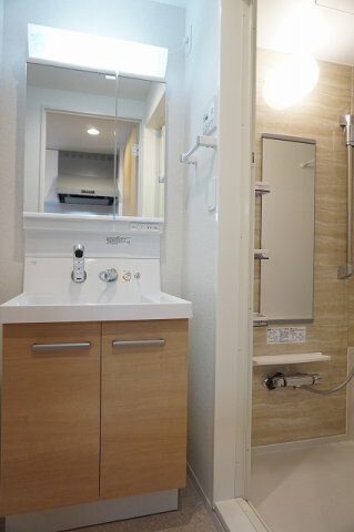 物件内観写真8　(明るい洗面所です)