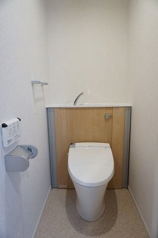 物件内観写真9　(ゆったりとした空間のトイレです)