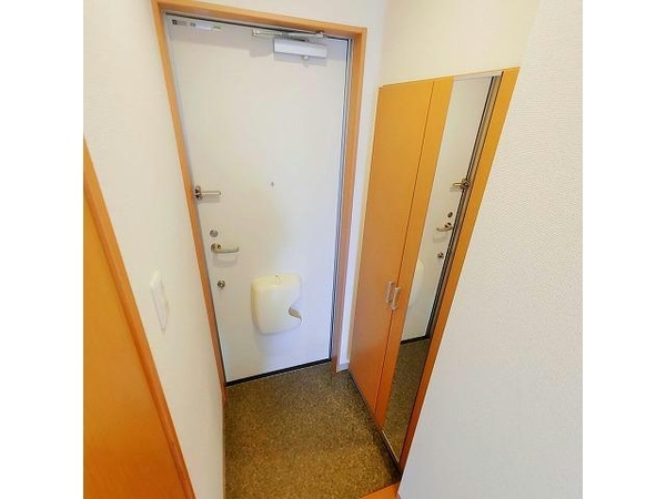 玄関(室内写真は別部屋の写真です。)