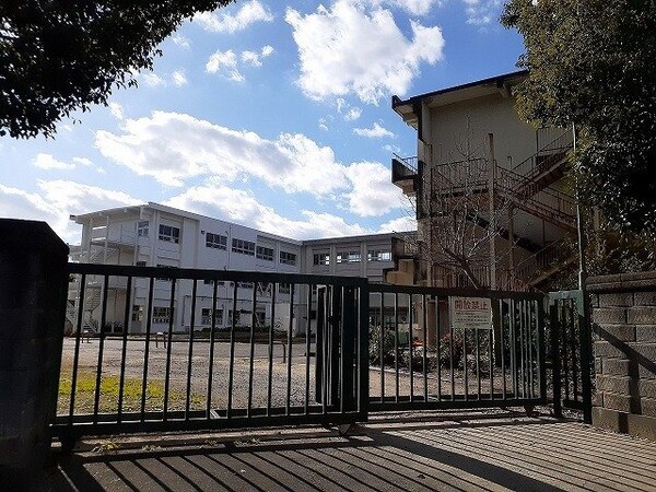 周辺環境(板山小学校まで760m)