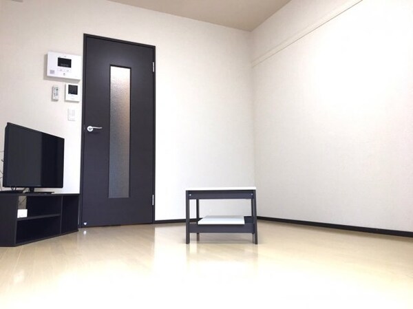 居室(白とブラウンを基調としたお部屋です。)