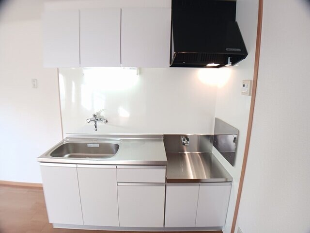 物件内観写真3　(コンパクトなキッチンで掃除もラクラク)