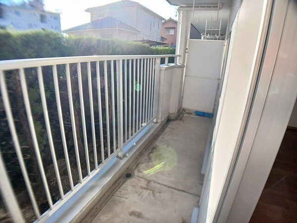 バルコニー(開放的で明るい空間を演出してくれるバルコニーです)