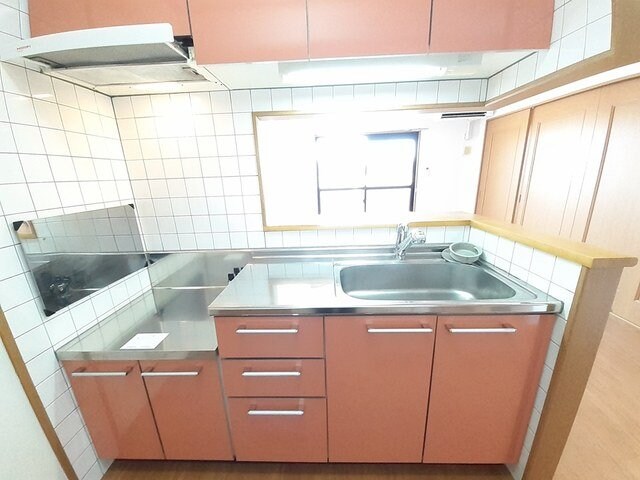 物件内観写真4　(コンパクトなキッチンで掃除もラクラク)