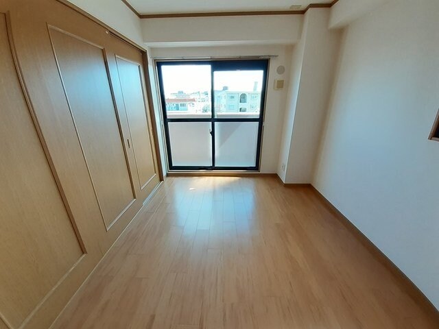 物件内観写真8　(明るい色調の室内です)