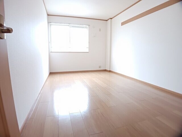 物件内観写真7　(明るい色調の室内です)