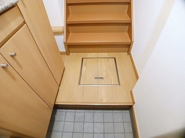 物件内観写真8　(落ち着いた玄関です)