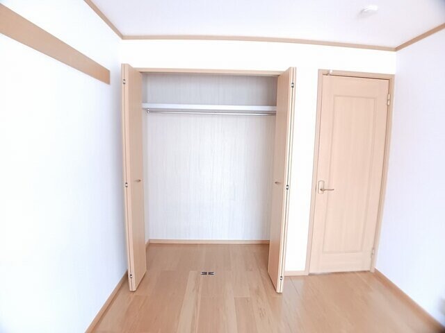 物件内観写真9　(収納豊富です)