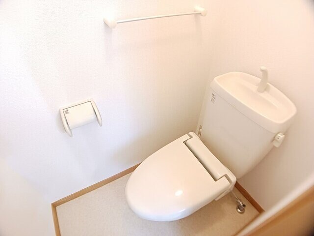 物件内観写真11　(ゆったりとした空間のトイレです)