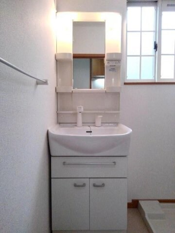 物件内観写真6　(広い洗面スペース)