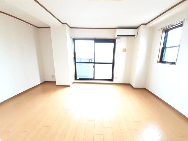 物件内観写真2　(こちらのリビングで趣味の時間をお楽しみください)