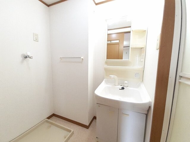 物件内観写真5　(ゆったりとスペースのある洗面所)