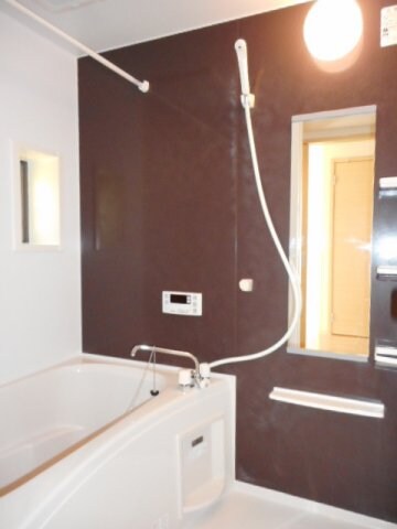 物件内観写真4　(日々の疲れを癒すお風呂付です)