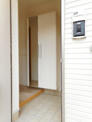 物件内観写真5　(収納もある玄関です)