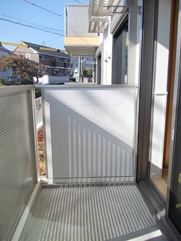 物件内観写真13　(暖かな日差しのふりそそぐバルコニー)