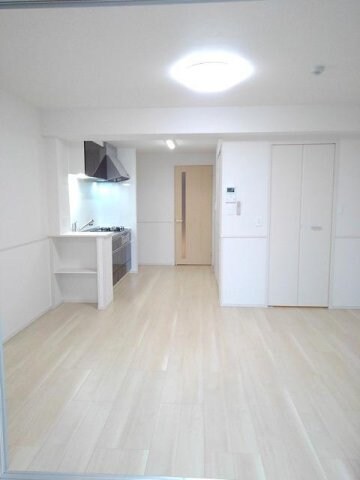 物件内観写真3　(こちらの居間で趣味の時間をお楽しみください)