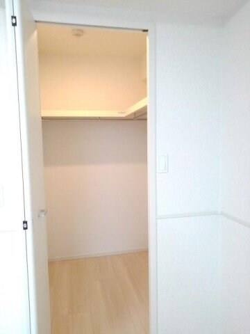 物件内観写真10　(便利な収納スペースです)