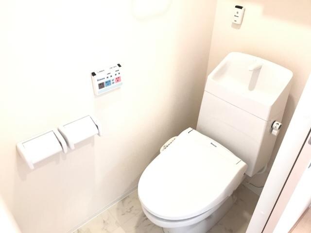 物件内観写真10　(シャワー付トイレ)