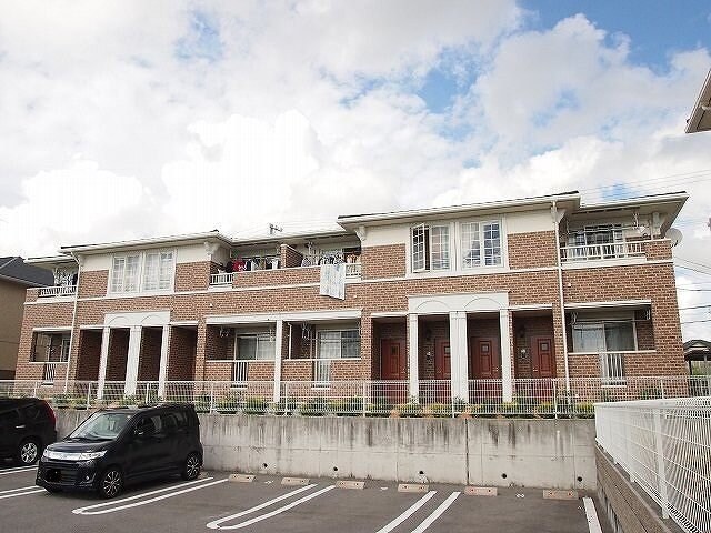 物件外観写真1　(外観は落ち着いています)