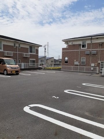 物件外観写真2　(駐車場に車を止められます)