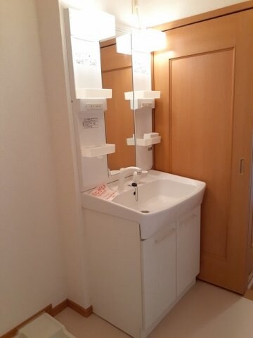 物件内観写真7　(コンパクトで使いやすい洗面所)