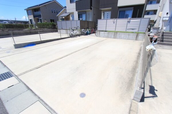 駐車場(駐車場に車を止められます)