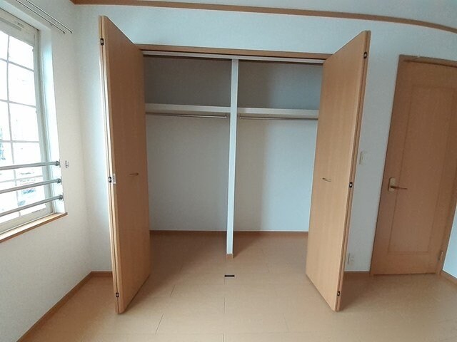 物件内観写真6　(たっぷりとした収納スペースです)