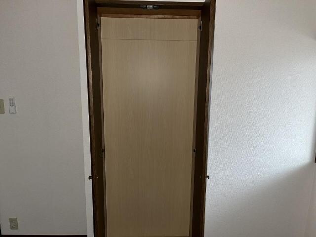 物件内観写真12　(洋室収納)