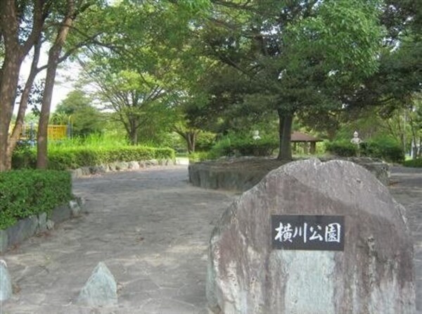 周辺環境(横川公園まで816m)
