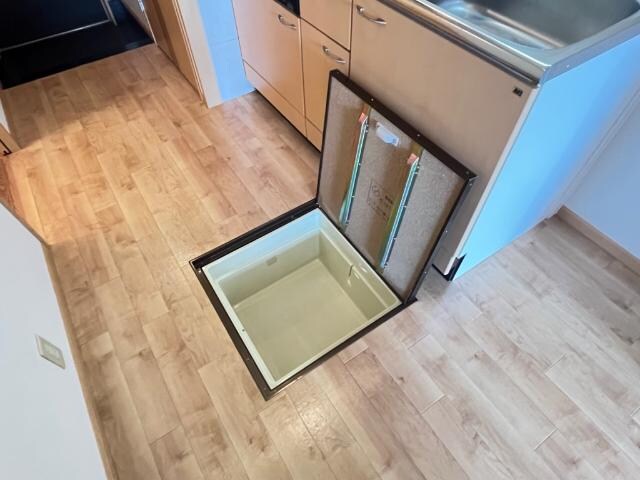 物件内観写真13　(床下収納)