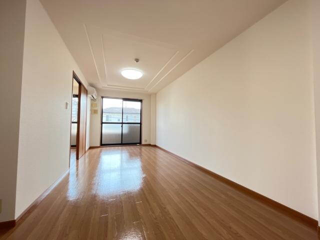 物件内観写真3　(リビング)